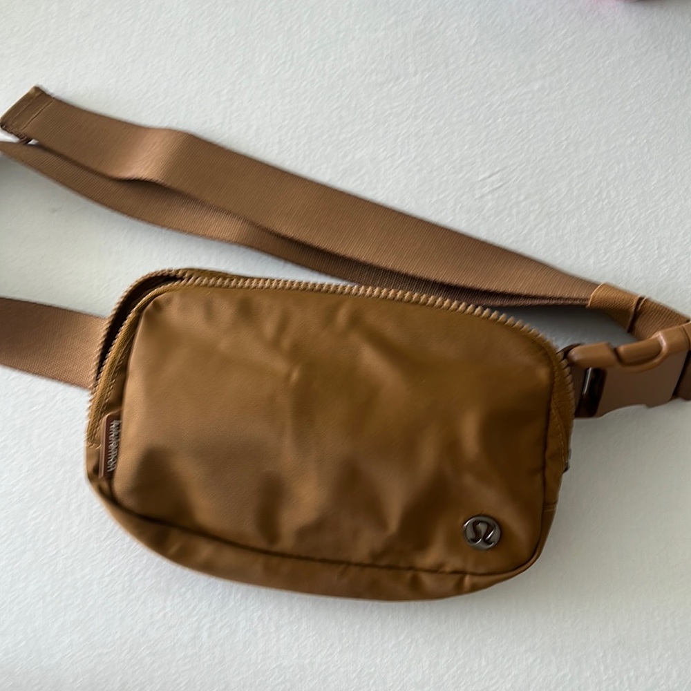 Lululemon everywhere 1L belt bag